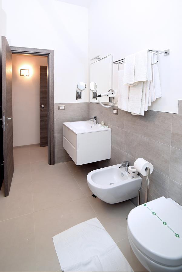 Small Double Room,644374653:JPEG